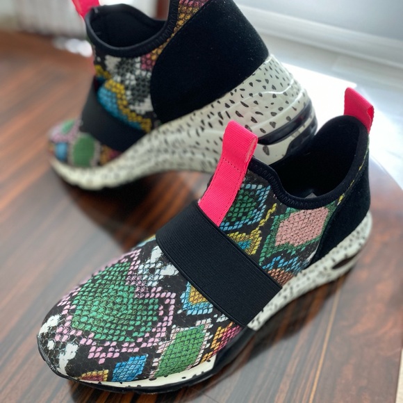 Size 7 Steve Madden sneakers - Picture 1 of 6